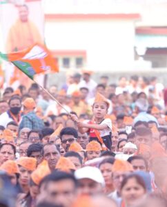 CM योगी की जनसभा में भाजपा का झंडा लहराता बच्चा