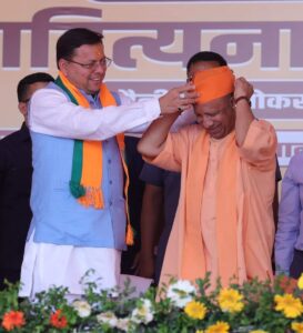 CM योगी को भाजपाई टोपी पहनाते CM धामी