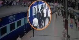 चोर ने छीना मोबाइल, चलती ट्रेन से गिरकर छात्र की मौत