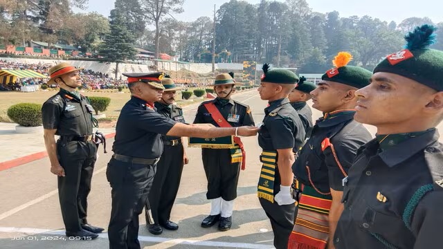 रानीखेत में पासिंग आउट परेड के दौरान उत्कृष्ट रिक्रूटों को सम्मानित करते अतिथि।