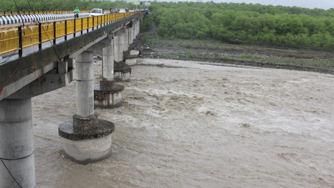 रौद्र रूप में गौला, स्टेडियम और रेलवे स्टेशन पर मंडराया खतरा