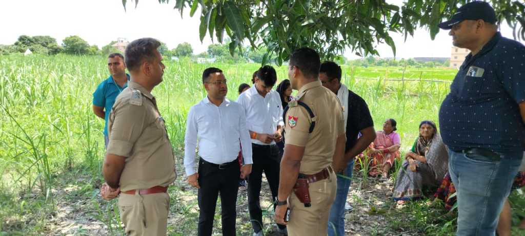 जयपुर बीसा में इसी स्थान पर मिला रिजवान, मौके पर सिटी मजिस्ट्रेट एपी वाजपेई, सीओ सिटी व अन्य।