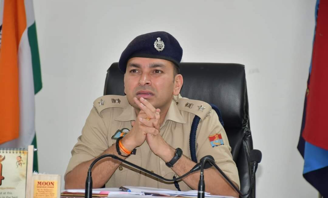 ड्यूटी छोड़ मोबाइल पर मस्त था सिपाही, SSP ने किया सस्पेंड