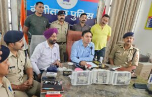 नकली नोटों के गैंग का खुलासा करते SSP प्रह्लाद नारायण मीणा।