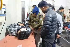 रुद्रपुर जिला अस्पताल में घायल का हाल लेती पुलिस