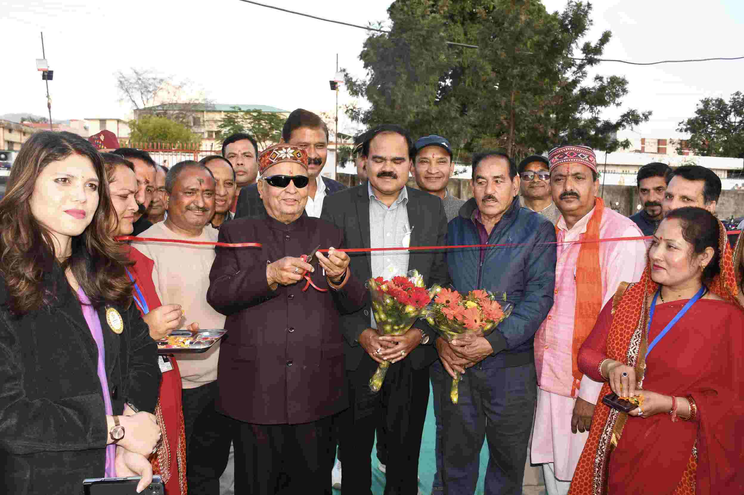 फीता काटकर सरस आजीविका मेले का शुभारंभ करते विधायक बंशीधर भगत व अन्य।