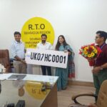 13.77 लाख रुपए में कार का नंबर खरीदने वाले को सम्मानित करते संभागीय परिवहन अधिकारी।