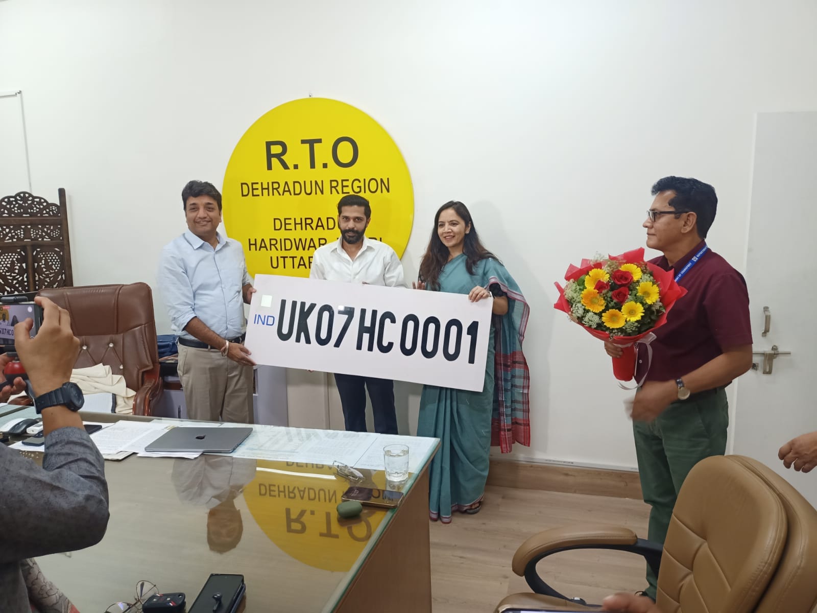 13.77 लाख रुपए में कार का नंबर खरीदने वाले को सम्मानित करते संभागीय परिवहन अधिकारी।