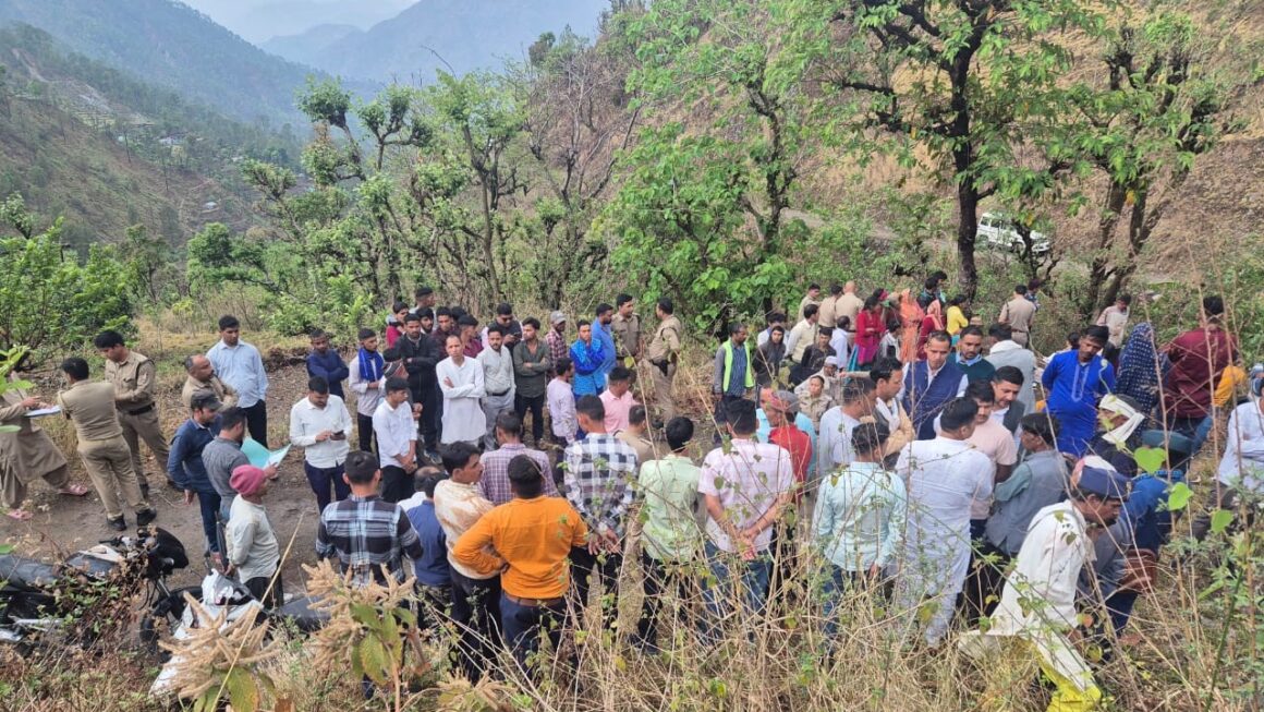 बारातियों से भरी बोलेरो खाई में गिरी, चार बारातियों की मौत