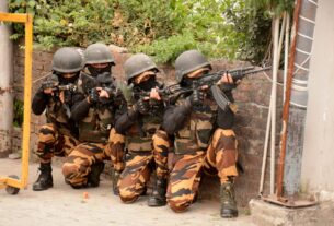 वॉक-वे में आतंकी हमला, पुलिस ने घेरकर मार गिराए आतंकी