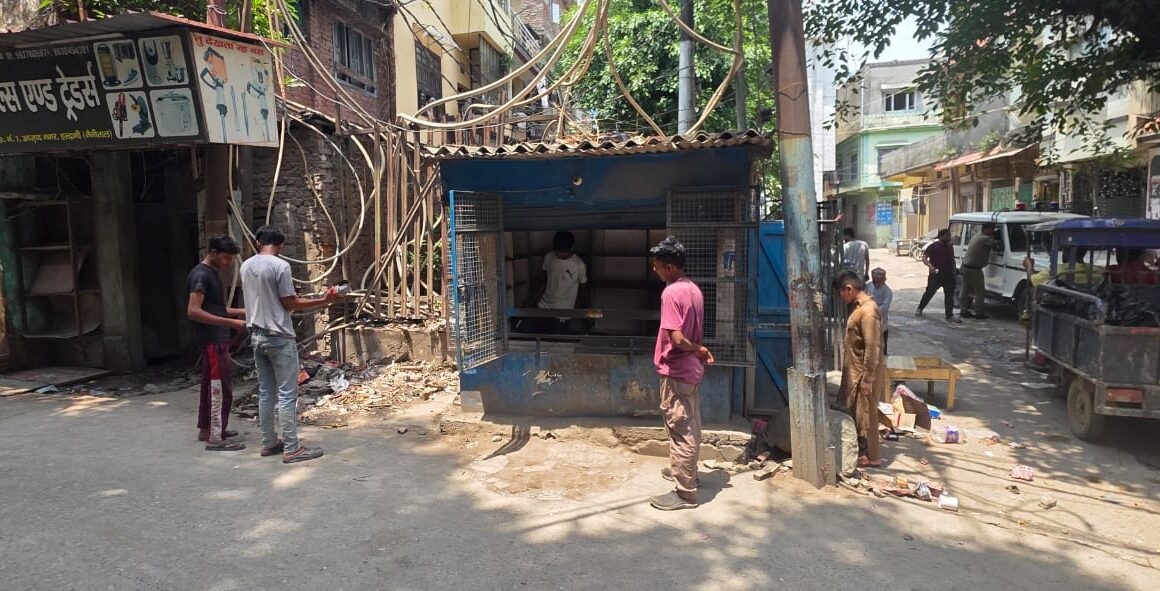 लफंगों का अड्डा : ट्रांसफार्मर के पीछे पान की दुकान को ढहाया