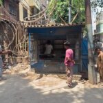 बनभूलपुरा में बिलाली मस्जिद के पास ट्रांसफार्मर से के आगे बनी पान की दुकान हटाते लोग।