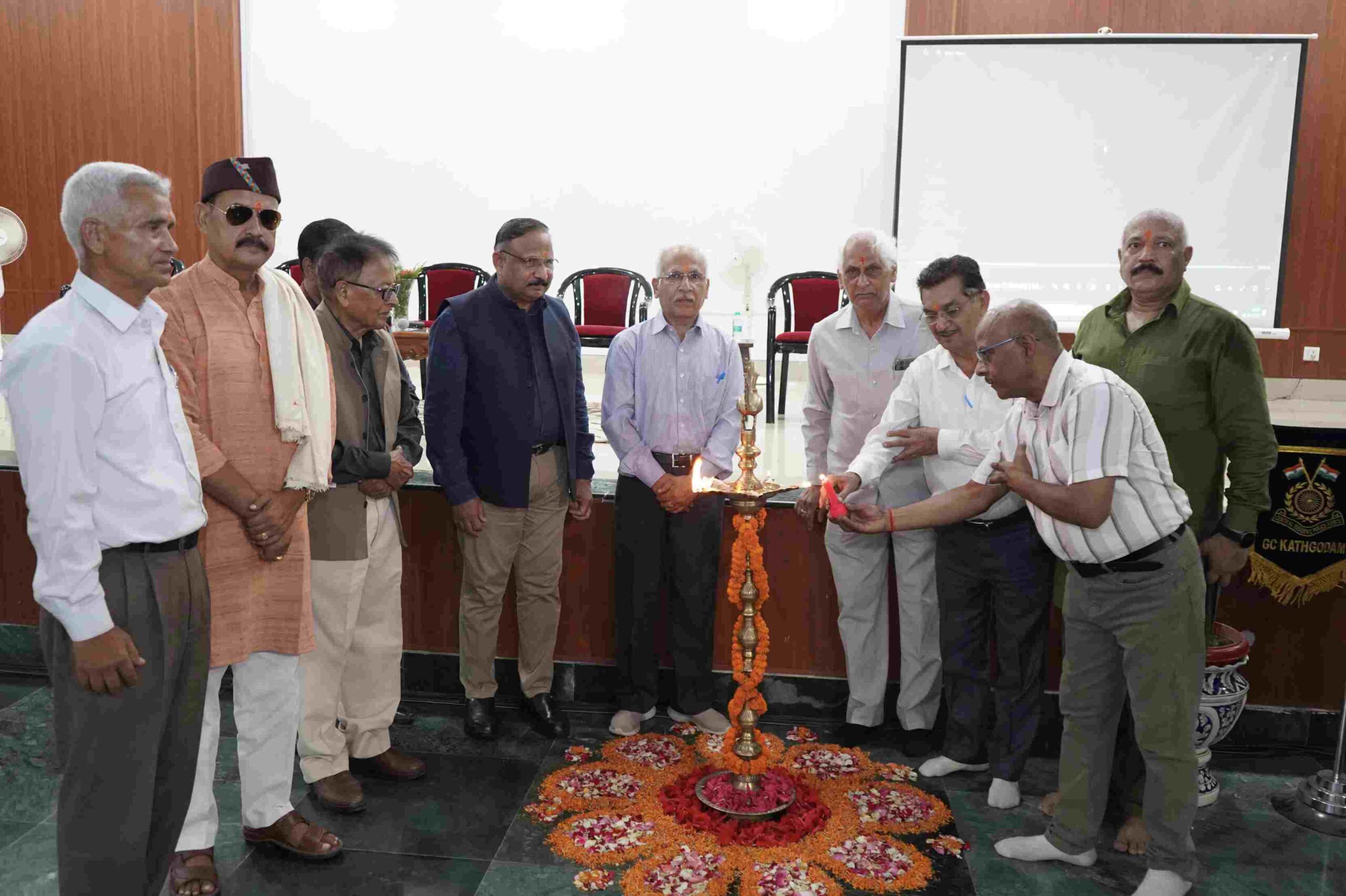 जीवंत हो उठा गुजरा जमाना, सीआरपीएफ कैंप में मिले बिछड़े यार