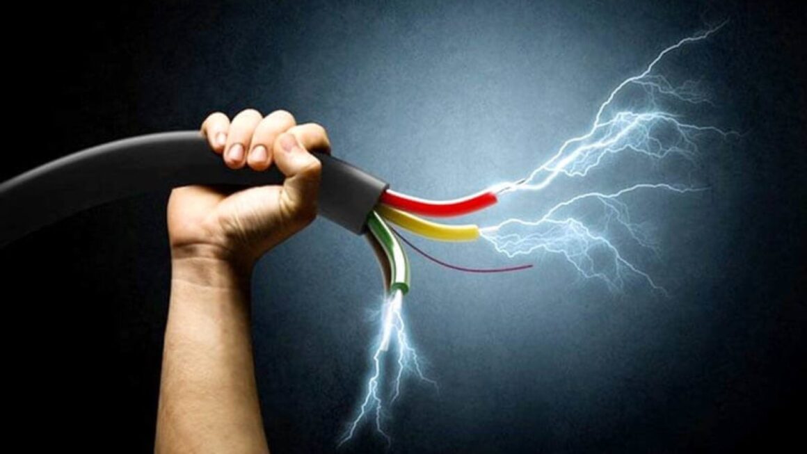 छत पर कपड़े सुखाने गई महिला की करंट की चपेट में आकर मौत