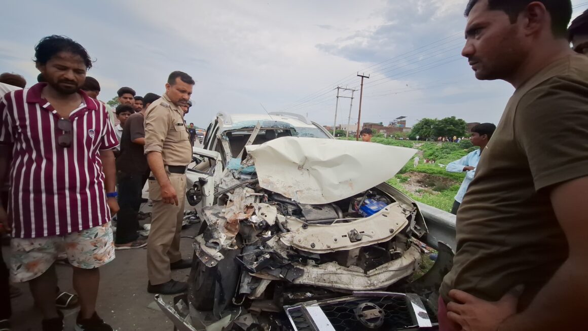 ट्रंचिंग ग्राउंड के सामने कार और ट्रक में टक्कर, सगी बहनों समेत चार घायल