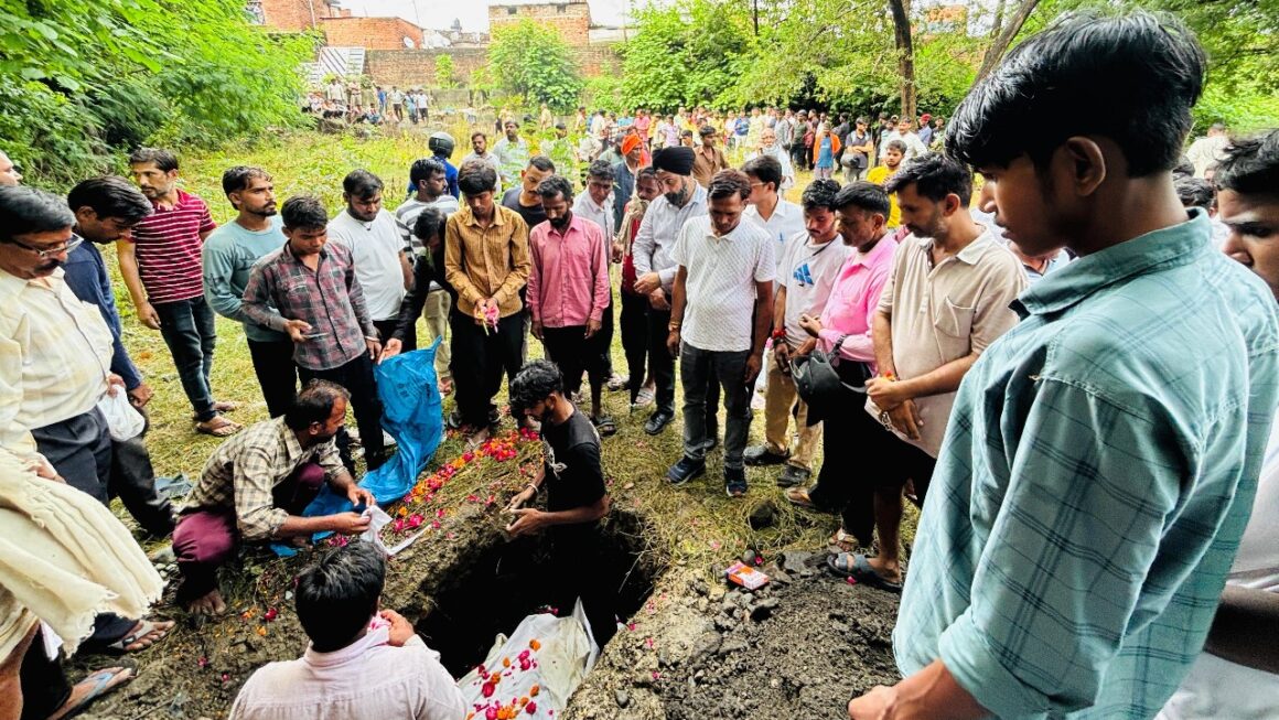 कफन में नहीं मिले बाल, पुलिस के खुलासे पर सवाल