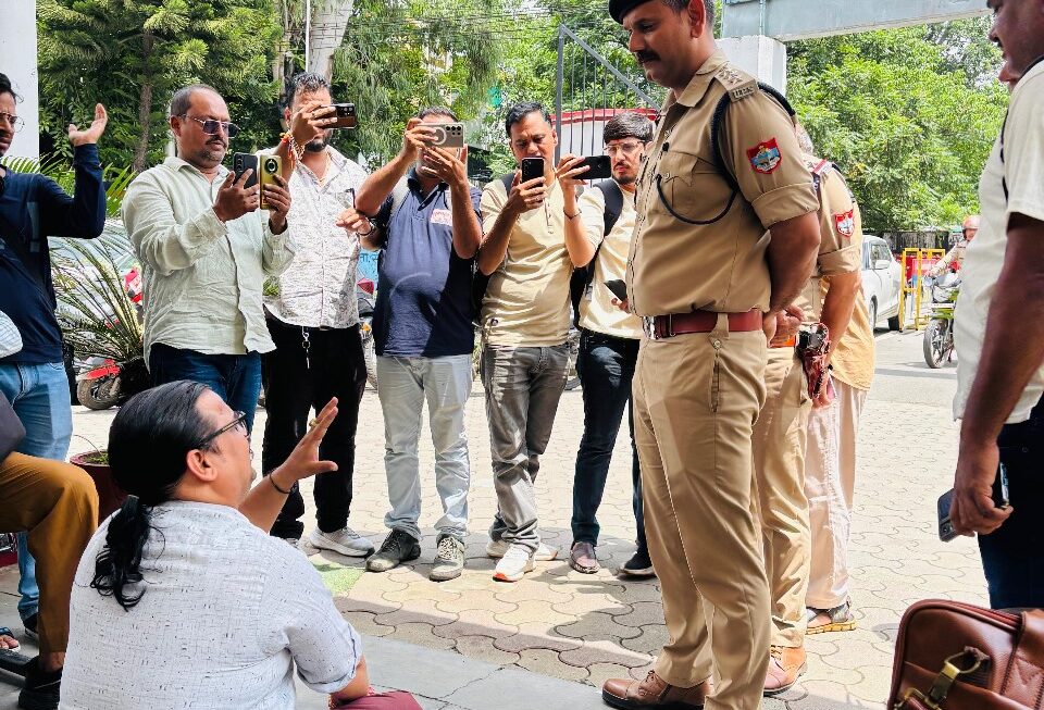 नुमाइश में ताक पर नियम, कोतवाली में पार्षद का धरना