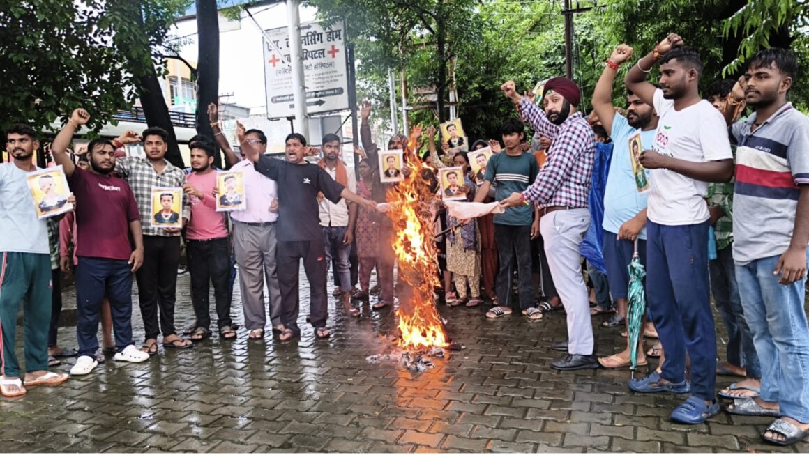 बरसात में भीग कर मांगा इंसाफ, फूंका प्रशासन का पुतला