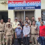 एसटीएफ और टनकपुर पुलिस की हिरासत में चरस तस्कर।