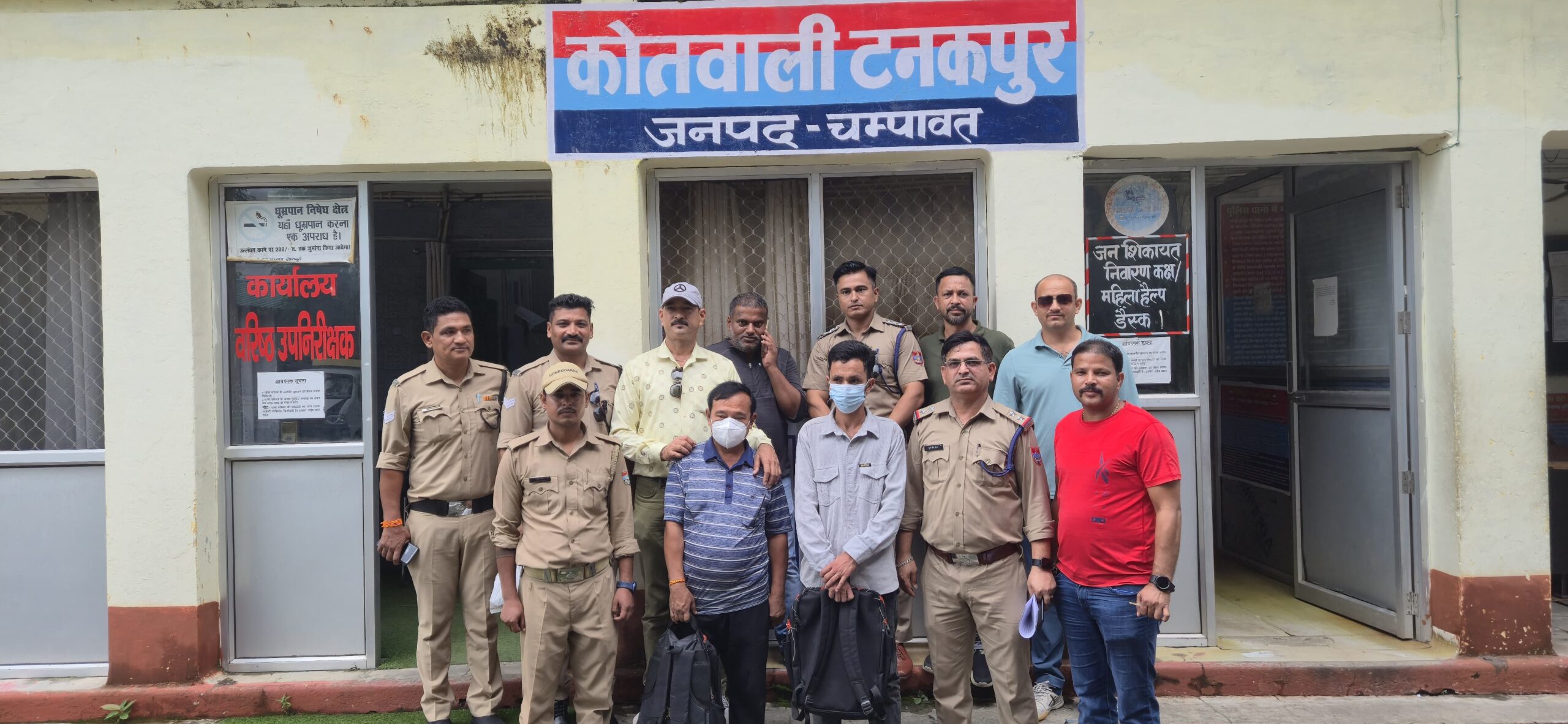 एसटीएफ और टनकपुर पुलिस की हिरासत में चरस तस्कर।