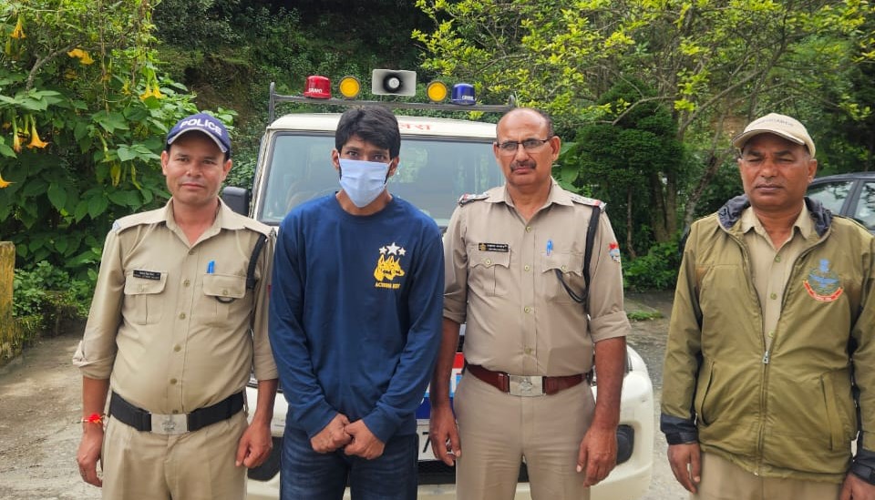 पुलिस की गिरफ्त में पिता का हत्यारोपी बेटा।