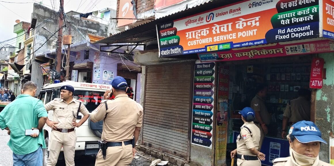 ग्राहकों की सेवा करने वालों का भंडाफोड़, बनभूलपुरा में 8 CSC सेंटर पर जड़े ताले