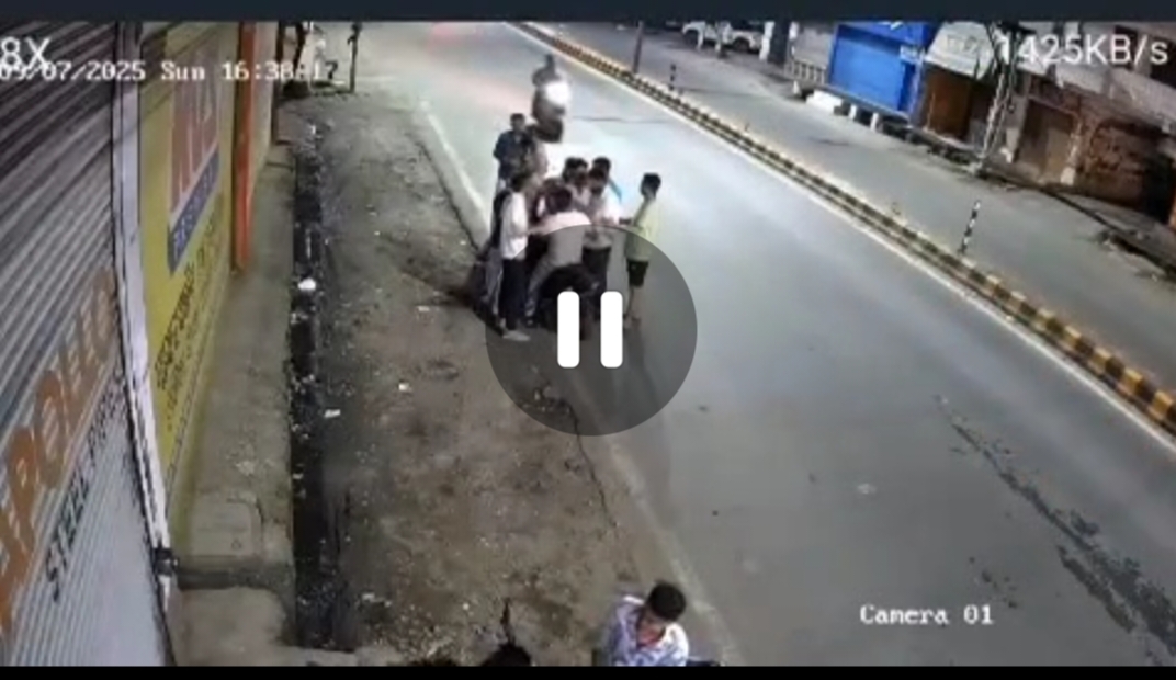 नाली में गिराया, पटक-पटक कर मारा, वीडियो हुआ वायरल