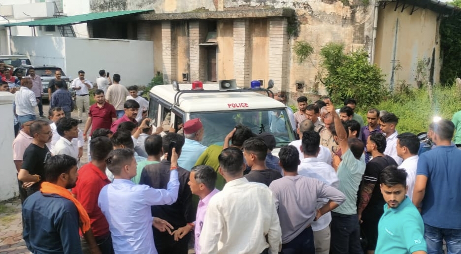 भवाली में बिजली के पोल पर चढ़े रिसेप्शनिस्ट की मौत, पोस्टमार्टम हाउस में हाथापाई