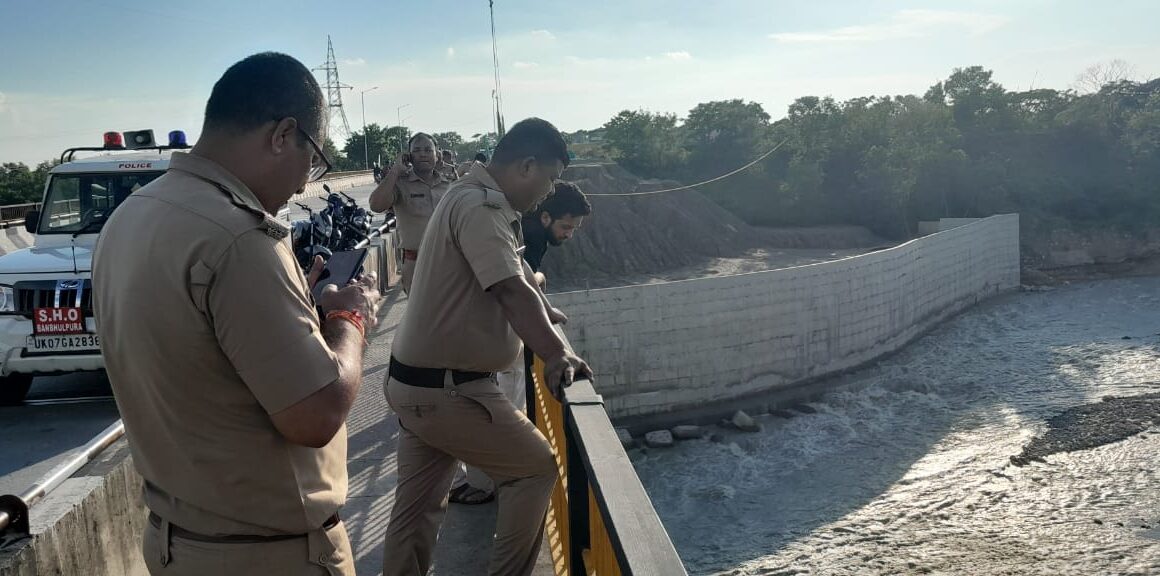 युवक ने गौला पुल से लगाई छलांग, पत्थरों पर गिरकर मौत