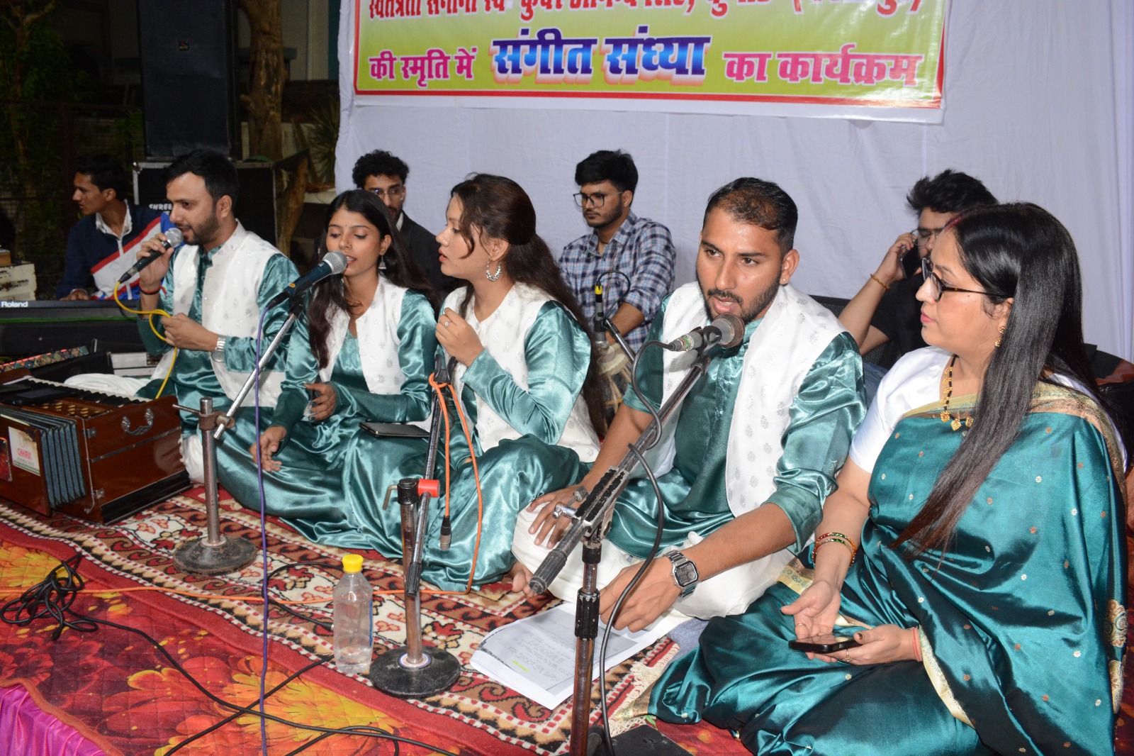 स्वतंत्रता संग्राम सेनानी आनंद सिंह की स्मृति में गीत प्रस्तुत करते गायक।