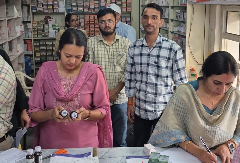 मौत बांट रहे कफ सिरप, हल्द्वानी के तीन मेडिकल स्टोर हमेशा के लिए बंद