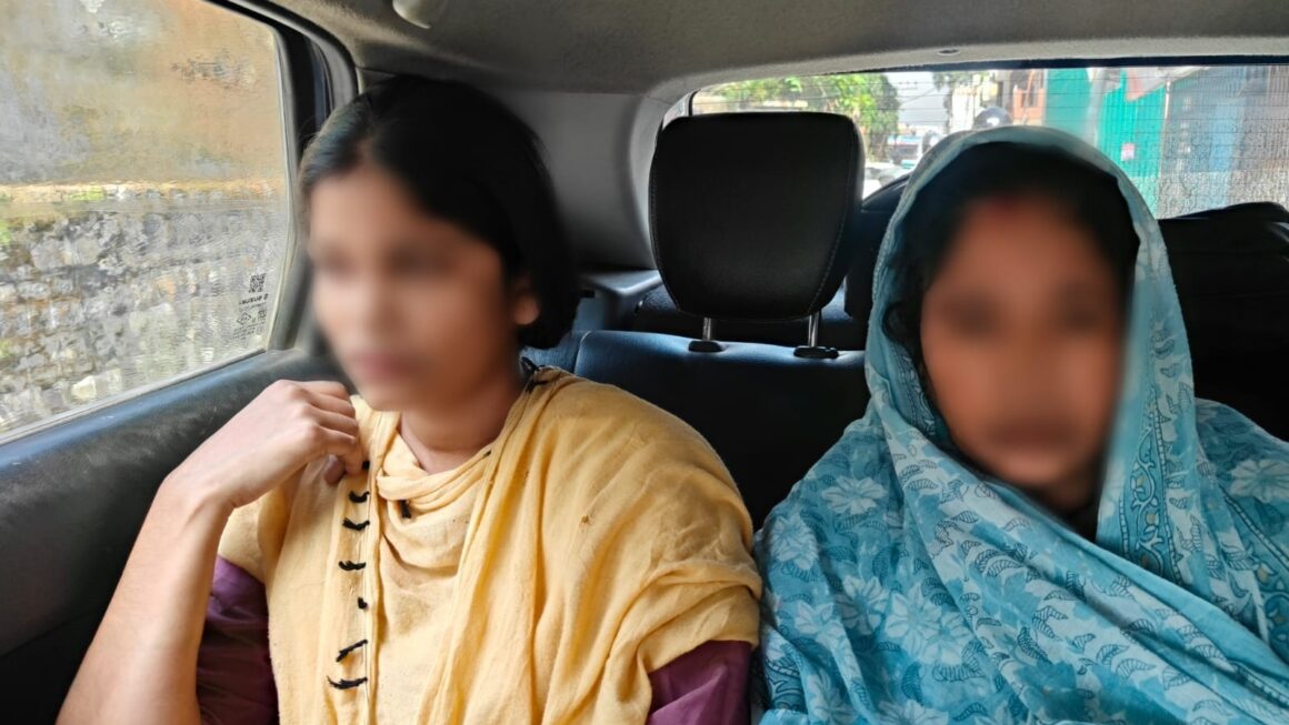 सरे बाजार गुल खिला रहीं थी बुआ-भतीजी, CCTV में कैद हुई करतूत