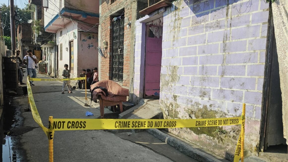 अवैध संबंध के शक में पत्थर से कुचल डाला पत्नी का सिर