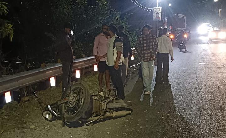 क्रैश बैरियर से टकराई बुलेट, पीछे बैठा सवार खाई में गिरकर मरा