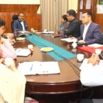 विभिन्न विभागों के कार्यों की समीक्षा करते जिलाधिकारी ललित मोहन रयाल।