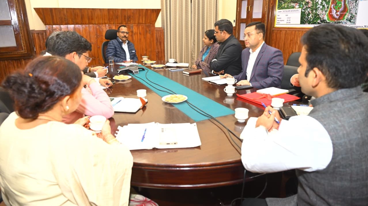 विभिन्न विभागों के कार्यों की समीक्षा करते जिलाधिकारी ललित मोहन रयाल।