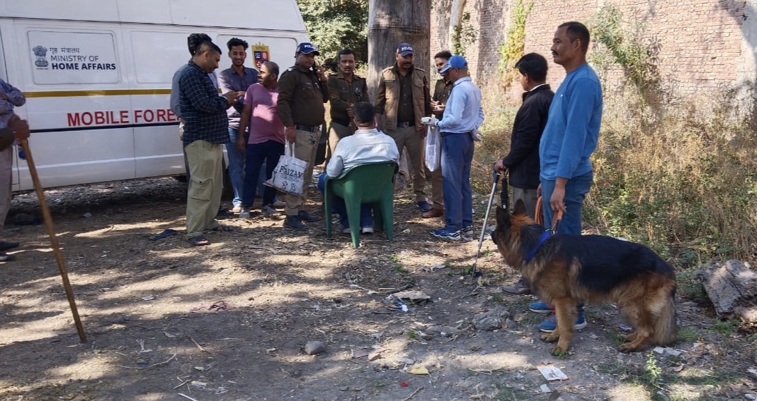 कुत्तों ने काटा गौवंश का सिर, 50 उपद्रवियों पर FIR