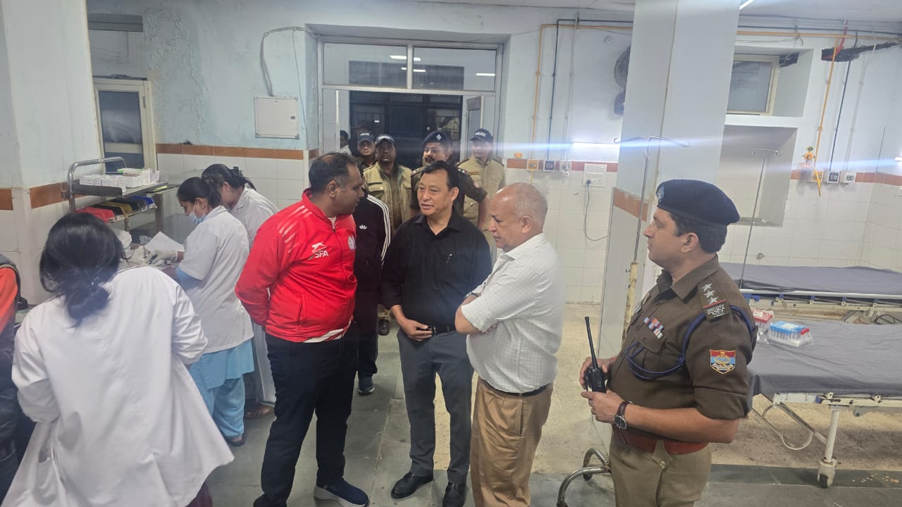 डॉ.सुशीला तिवारी अस्पताल में उपचार करते चिकित्सक व मौके पर मौजूद एसएसपी मंजूनाथ टिसि।