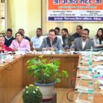 दिशा की बैठक लेते सांसद अजय भट्ट, डीएम व विभिन्न विभाग के अधिकारी।