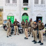 बिलाल मस्जिद के बाहर तैनात पुलिस बल।