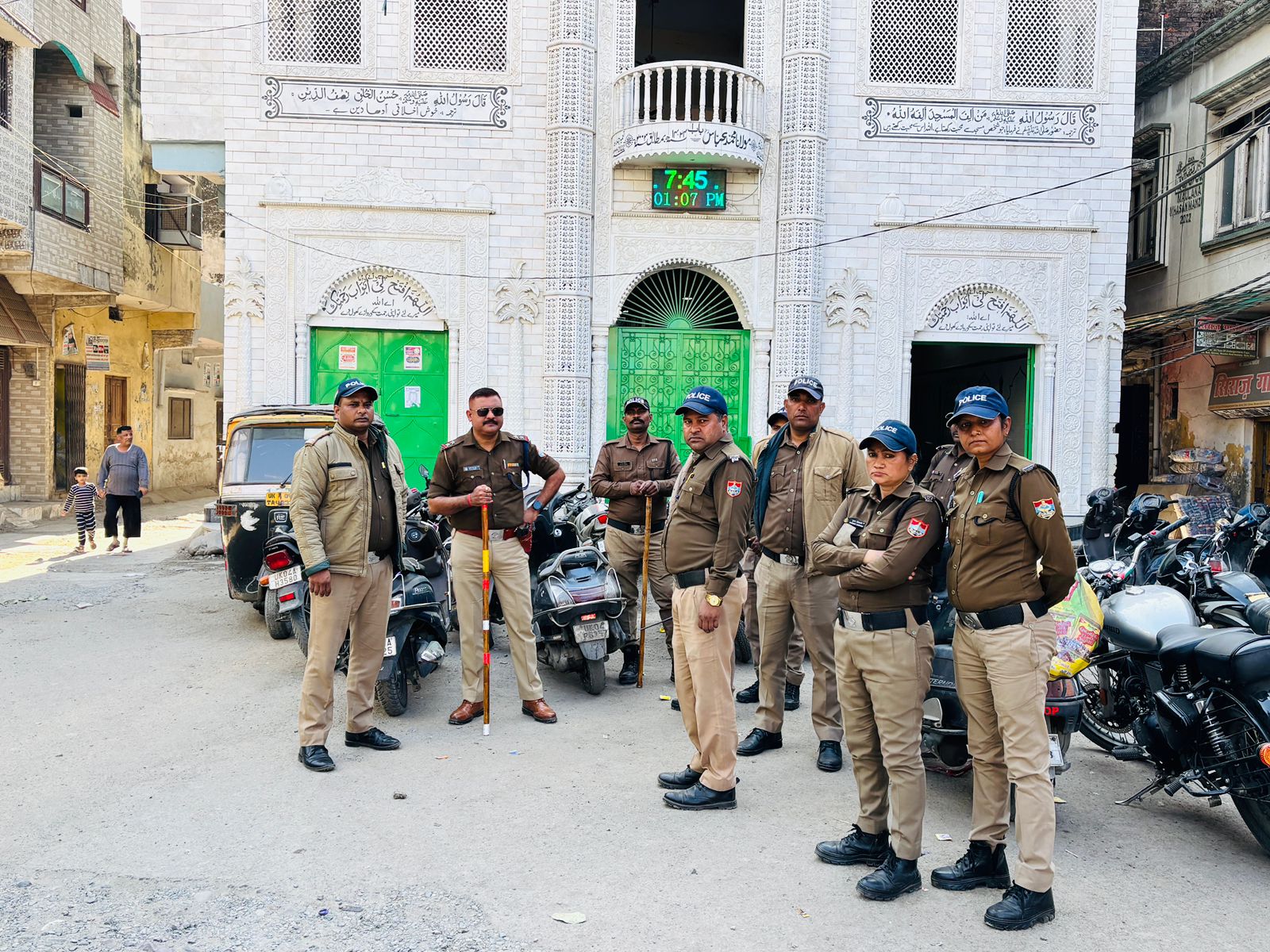 बिलाल मस्जिद के बाहर तैनात पुलिस बल।