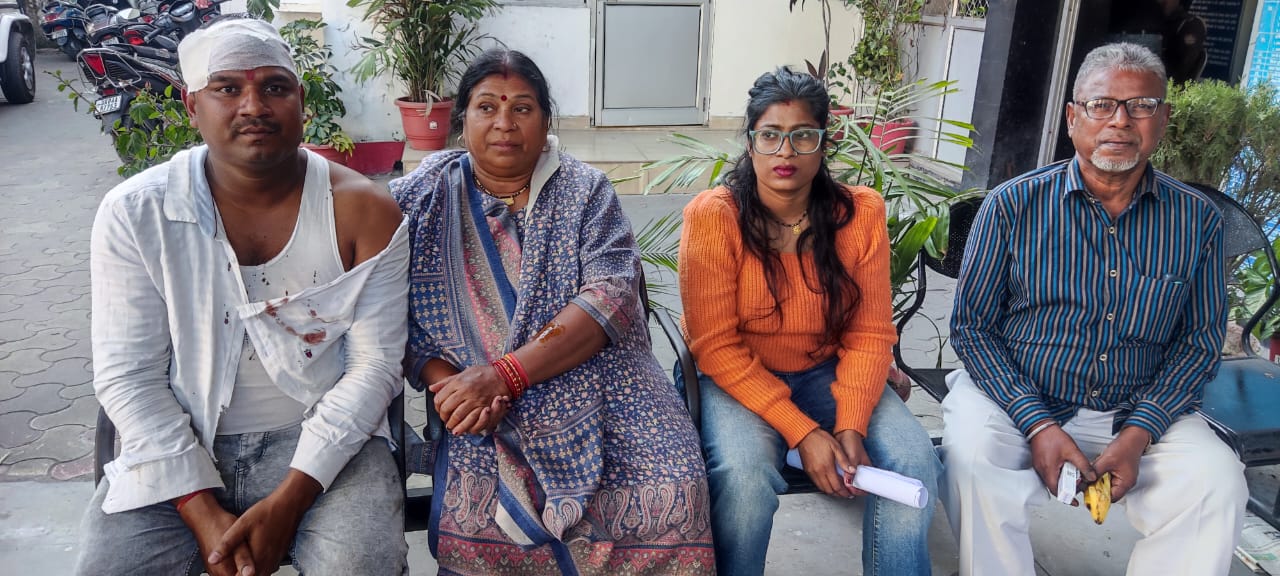 मां, बहन व पिता के साथ हल्द्वानी कोतवाली पहुंचा हेमंत कुमार आगरी।