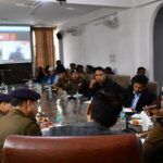 रेलवे भूमि अतिक्रमण पर आने वाले फैसले से पहले बैठक करते पुलिस, प्रशासन व रेलवे के अधिकारी।