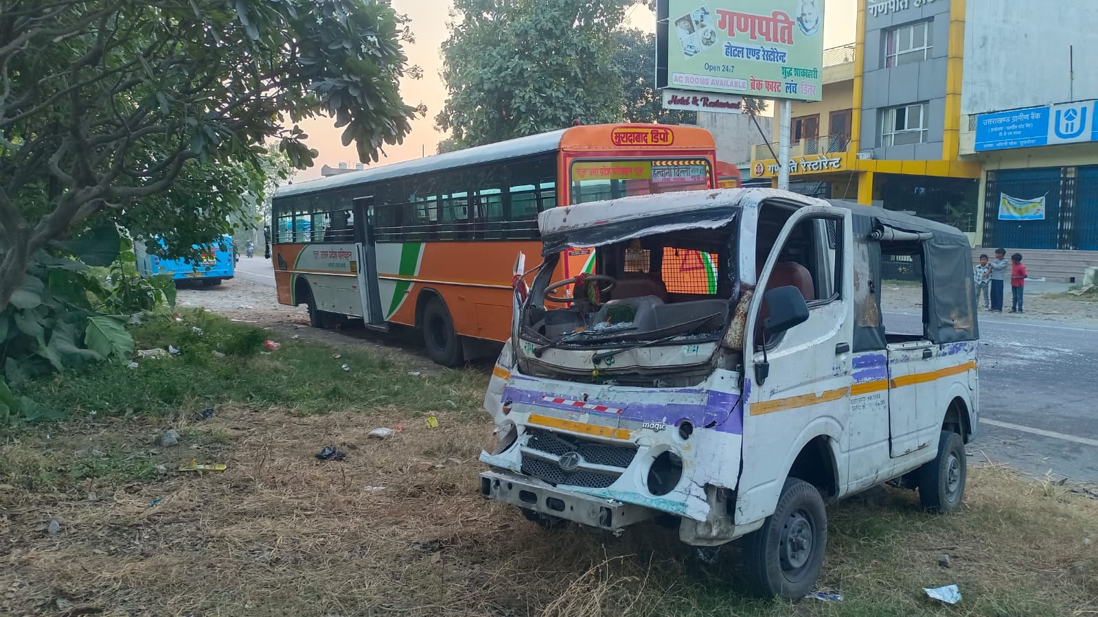 यूपी रोडवेज की बस और टाटा मैजिक में आमने-सामने भिड़ंत, 12 घायल