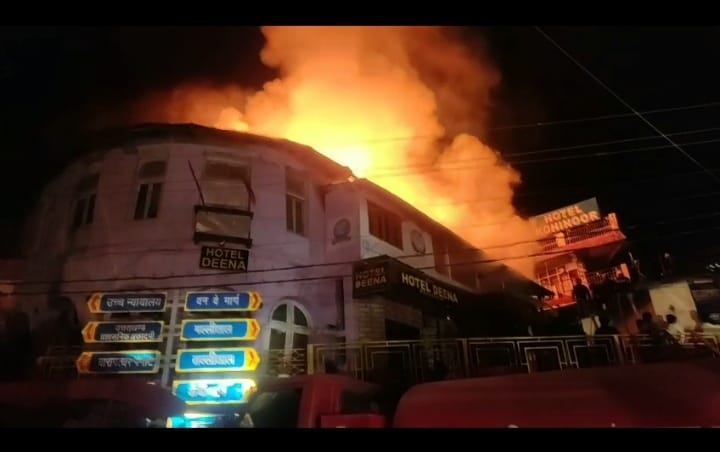 नैनीताल का सरस्वती शिशु मंदिर जला, आग में फंसे प्रधानाचार्य और बच्चे