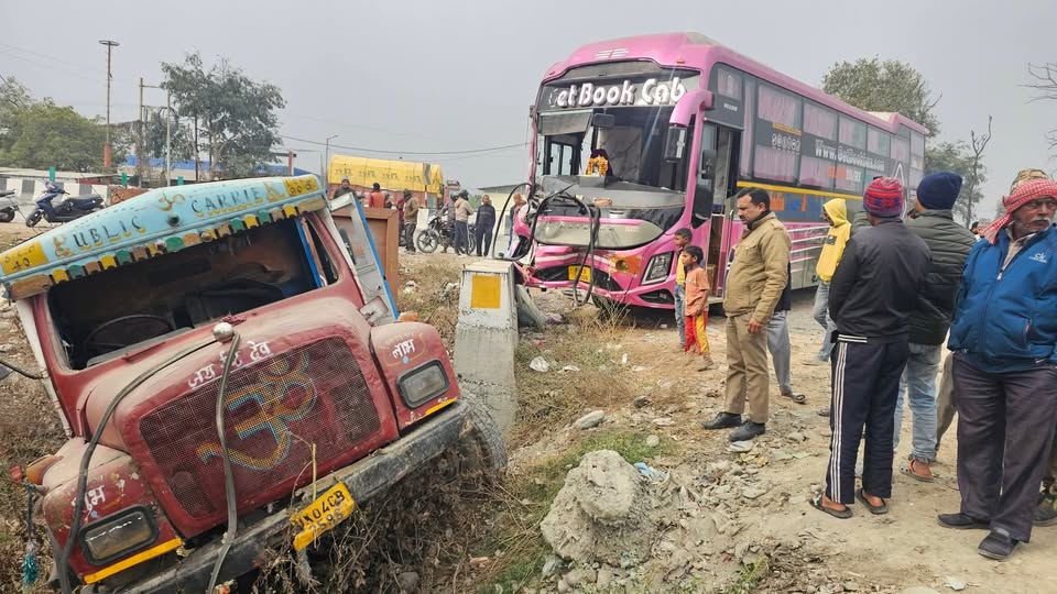 टूरिस्ट बस और डंपर में टक्कर, डिवाडर से टला बड़ा हादसा