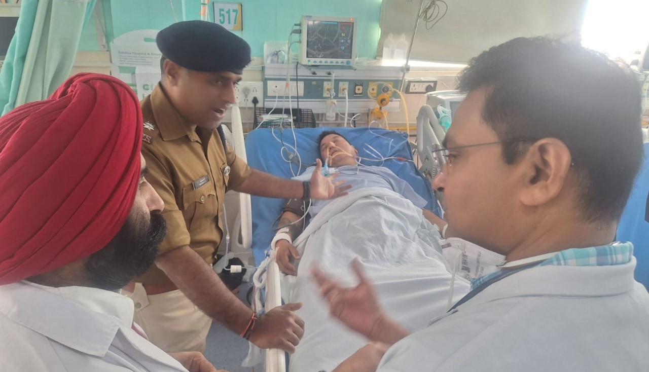 एसटीएफ के घायल हेड कांस्टेबल का हाल-चाल लेते एसएसपी डॉ.मंजूनाथ टीसी।