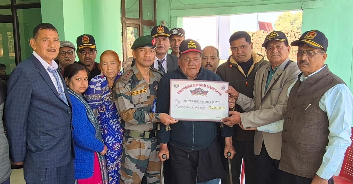 जवान तेज सिंह मेहता को सम्मानित करतेआसाम राइफल्स के सहायक कमांडेंट सुदीप लामा व अन्य।