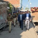 प्रशासनिक अधिकारियों के साथ बनभूलपुरा की तंग गलियों में फुटमार्च करती पुलिस।