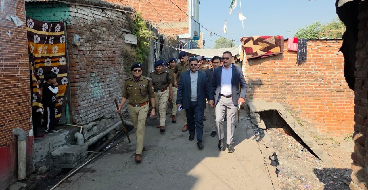 प्रशासनिक अधिकारियों के साथ बनभूलपुरा की तंग गलियों में फुटमार्च करती पुलिस।